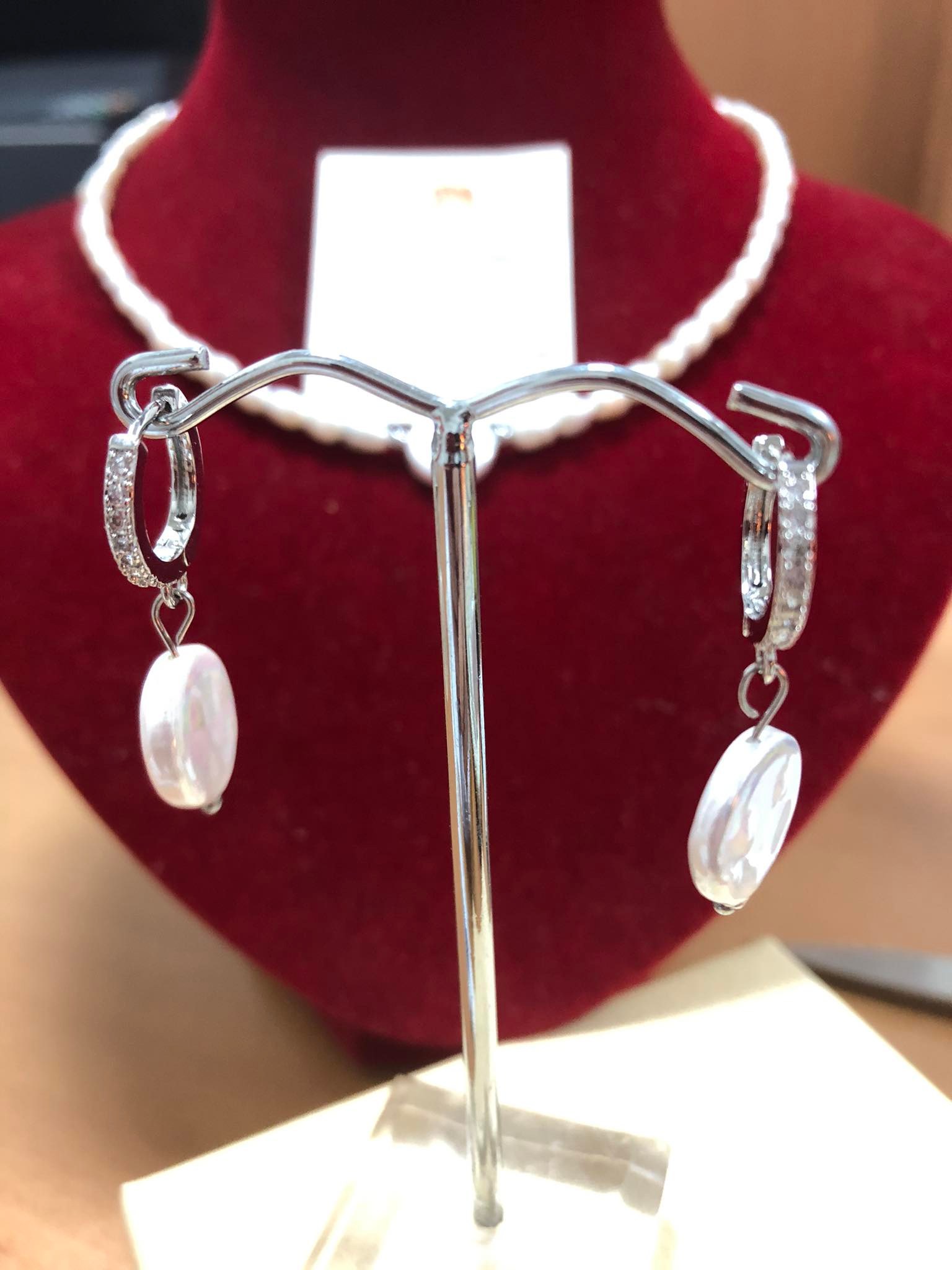 Orecchini con perle piatte montate in argento e zirconi